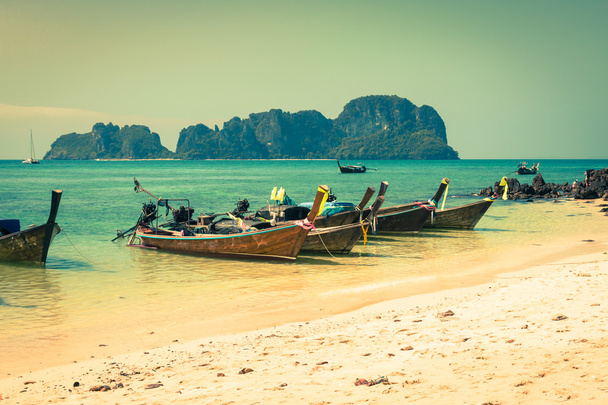 タイの伝統的なボート-ピピ島、タイ - 写真・画像