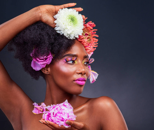 Schwarzes Mädchen, Blumen oder Gedanken an Bio, Schönheit oder stolz auf Afro, Frühling oder Wellness im Studio. Afrikanische Frau, Glühen oder Wimpern Ästhetik als Idee, Spaß oder Vision von buntem Make-up auf grauem Hintergrund. - Foto, Bild