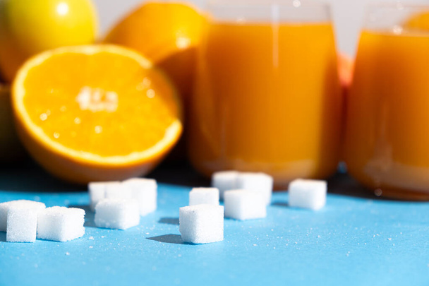 フルーツジュースの砂糖含有量. シュガーキューブと多果汁のメガネ - 写真・画像