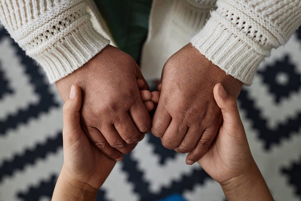 Top view closeup της Μαύρης ηλικιωμένης γυναίκας κρατώντας τα χέρια με το μικρό κορίτσι, γενιές και την έννοια της κληρονομιάς - Φωτογραφία, εικόνα