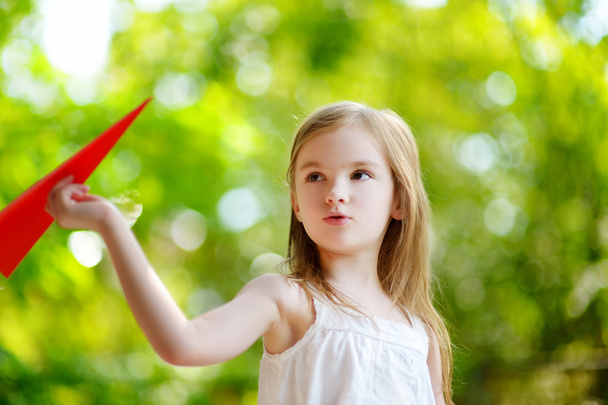 girl holding a paper plane - Valokuva, kuva