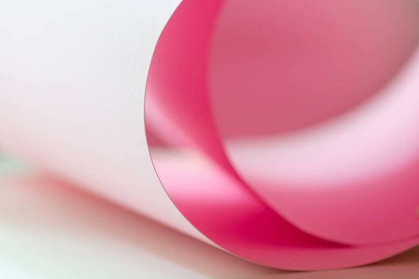 Um rolo de papel de papelão rosa em uma mesa. - Foto, Imagem