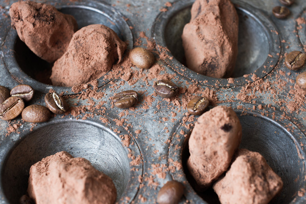  Chocolate truffles in an unusual shape with metal cutlery - Foto, imagen