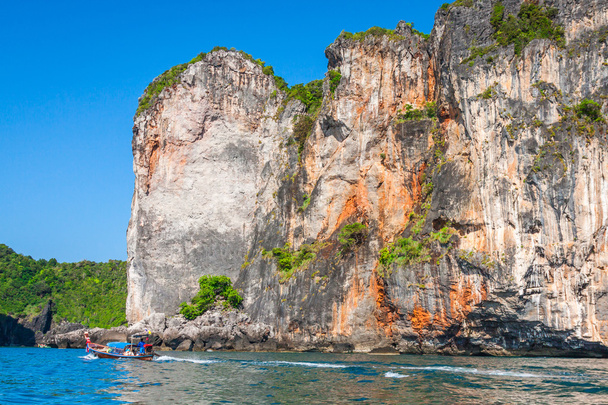 Cliff and the clear sea with a boat near Phi Phi island in south - Foto, Bild