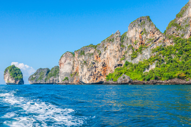 Cliff ve Phi Phi Island Güney yakınındaki bir tekne ile berrak Denizi - Fotoğraf, Görsel