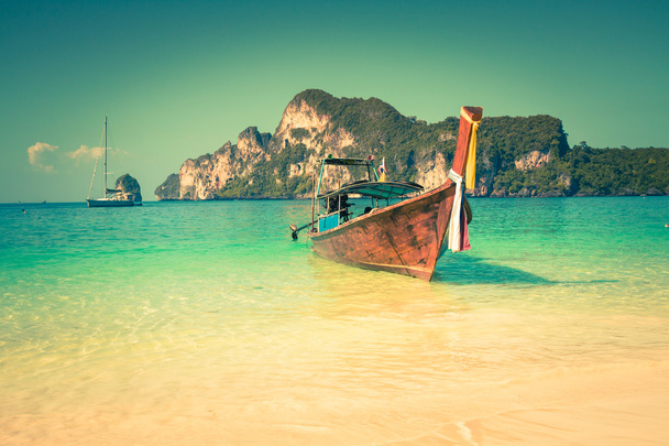 Довго човен і тропічні пляжі, Андаманське море, острови Пхі-Пхі, Thaila - Фото, зображення