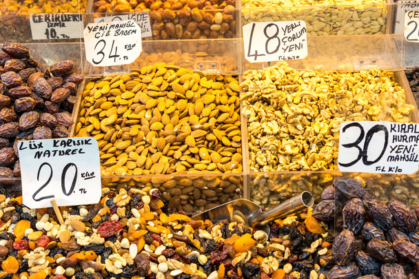 Frutos secos exibidos para venda em um bazar turco
 - Foto, Imagem