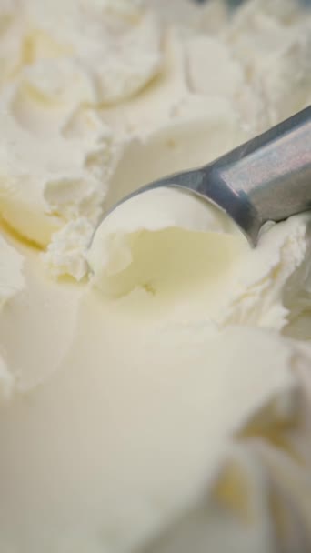 Skořápka vanilkové zmrzliny je tvořena lžící, která vykazuje bohatou texturu a dokonalé kudrlinky. - Záběry, video