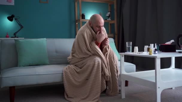 Homem doente toma remédio pela água que sofre de tosse na sala de estar em casa. Espaço de cópia - Filmagem, Vídeo