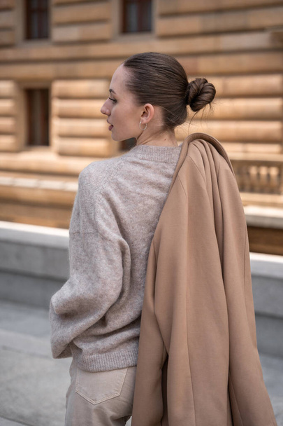 Молодая красивая женщина в пальто прогуливается по центру чешской столицы - Фото, изображение