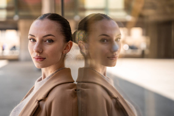 Egy fiatal, gyönyörű nő portréja, aki kabátot visel, miközben Prága központjában sétál, Európában. Kiváló minőségű fénykép - Fotó, kép
