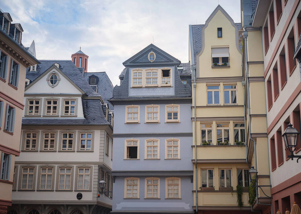 tavaszi kirándulás Európába. gyönyörű régi német városok, utazási és német városnéző helyek. festői kilátás homlokzata régi történelmi házak valahol Frankfurt város - Fotó, kép