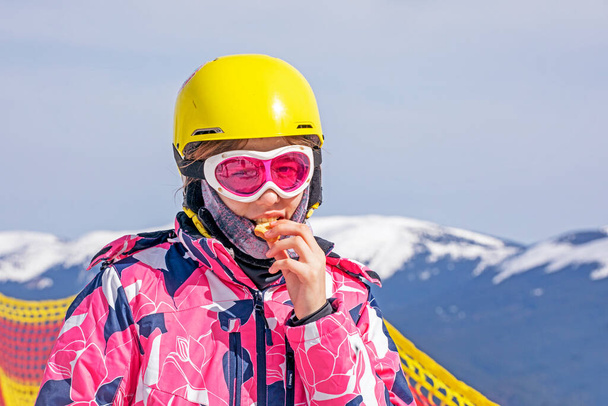 ティーン・スキーヤーは 山でスナックを食べてる。 家族アクティブレクリエーション,学校の休日 - 写真・画像