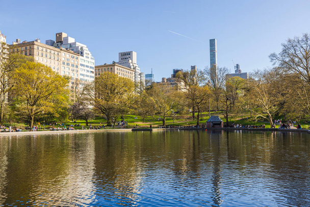 Schöne Aussicht auf den See im Central Park New York City, mit Manhattan Wolkenkratzern im Hintergrund. USA. - Foto, Bild