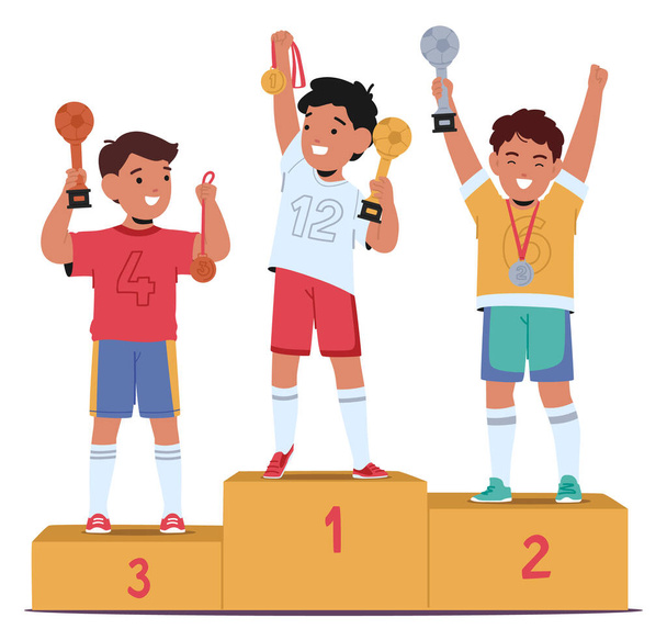 Três jovens jogadores de futebol jubilantes estão em pódios vencedores. Personagens segurando troféus e medalhas, comemorando o sucesso no torneio de futebol juvenil com sorrisos largos. Desenhos animados Pessoas Vector Ilustração - Vetor, Imagem