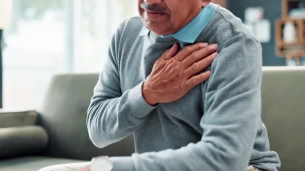 Ηλικιωμένος άνδρας, πόνος στο χέρι και στο στήθος ή καρδιακή προσβολή στο σπίτι με κίνδυνο υγείας ή τραυματισμό, πνεύμονες ή πρόβλημα. Ηλικιωμένος, άσθμα και συνταξιοδότηση σε διαμέρισμα ή ασθένεια δυσφορία, ιατρική ή κρίση. - Πλάνα, βίντεο