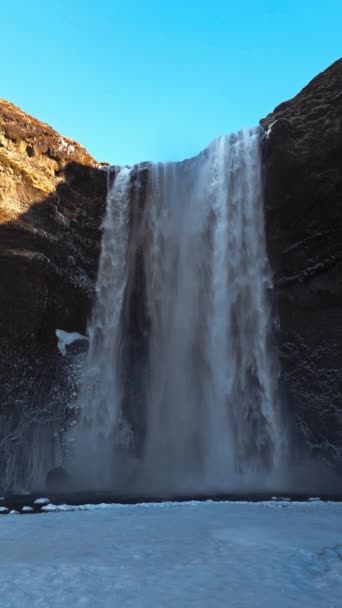Cascada que cae de una montaña en Islandia. - Imágenes, Vídeo