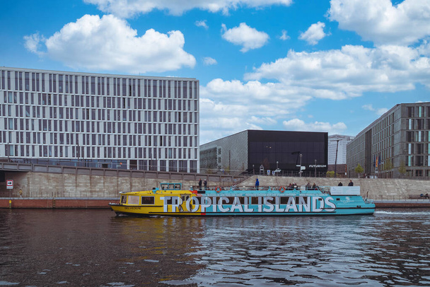 Berlín, Alemania: 21 de abril de 2022: Moderno edificio administrativo con vistas al río en la isla museo - Foto, imagen