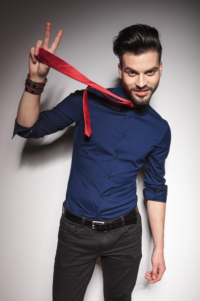 νεαρός επιχειρηματίας τραβώντας την κόκκινη γραβάτα - Φωτογραφία, εικόνα