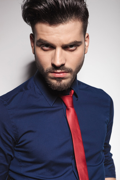 bonito jovem homem de negócios vestindo uma camisa azul e
 - Foto, Imagem