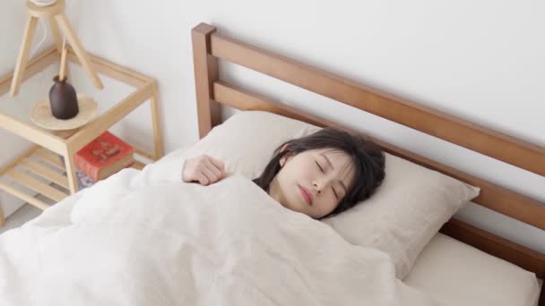Asijská žena má potíže se spaním - Záběry, video