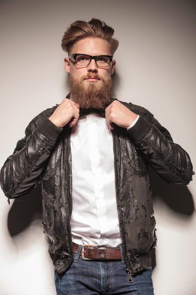 Hipster hombre de negocios la fijación de su corbata
 - Foto, imagen