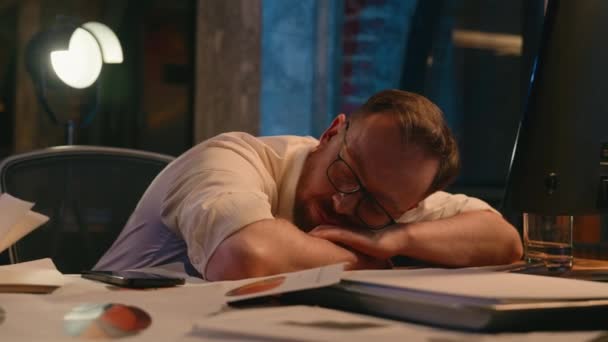 Καυκάσιος υπάλληλος υπάλληλος επιχειρηματίας επιχειρηματίας άντρας διευθυντής κουρασμένος κοιμάται στο γραφείο νύχτα έρευνα εταιρική εργασία προετοιμασία έκθεση έγγραφα προθεσμία του υπολογιστή άγχος στο σκοτεινό γραφείο εξουθενωμένος αργά - Πλάνα, βίντεο
