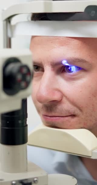 眼科検査,視力検査,眼科,医療,レンズ検査,アイリス検査のための検査. 眼科試験でスキャンするための分割ランプ,ブルーライトまたはレーザーマシンを持つ患者. - 映像、動画