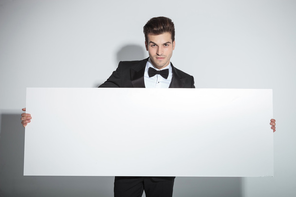  zakenman die houdt een groot wit bord - Foto, afbeelding