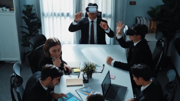 A laptopon dolgozó menedzser áttekintése és adatelemzés küldése az üzletembereknek VR üveg headset használatával, miközben a különböző csapattervezési marketing stratégia és a pénzügyi grafikon megtekintése. Igazgatóság. - Felvétel, videó