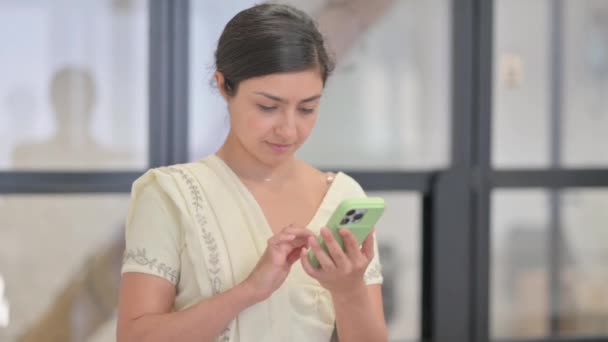 Портрет молодої індійки, що святкує успішну торгівлю по телефону - Кадри, відео