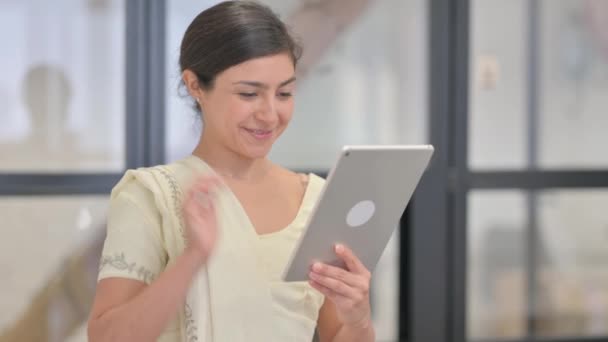 retrato de jovem indiana mulher fazendo vídeo chat no tablet - Filmagem, Vídeo