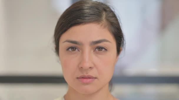 Gros plan de Serious Beautiful Indian Woman Face - Séquence, vidéo