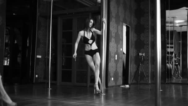 junge sexuelle Mädchen Stripper Pole-Tänzerin in der Pole Hall. Schwarz & Jammern - Filmmaterial, Video