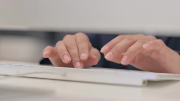 Ženské ruce psaní na klávesnici pracovní plochy, zblízka - Záběry, video
