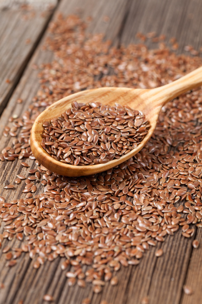 Alimento nutriente naturale di semi di lino crudo in cucchiaio su vintag di legno
 - Foto, immagini