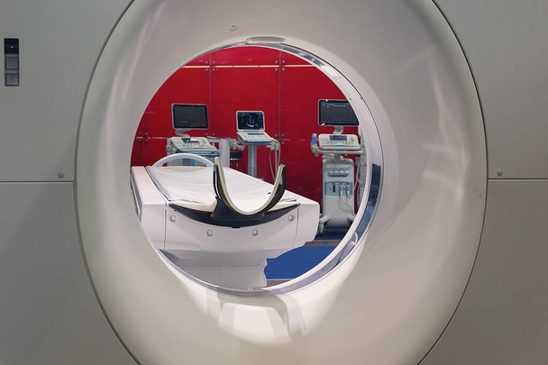 Zooming σε μαγνητική τομογραφία (MRI) μηχάνημα και άλλο διαγνωστικό εξοπλισμό στον εκθεσιακό χώρο. Ιατρική βιομηχανία - Φωτογραφία, εικόνα