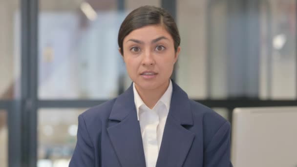 Porträt einer indischen Geschäftsfrau, die Erfolg feiert - Filmmaterial, Video