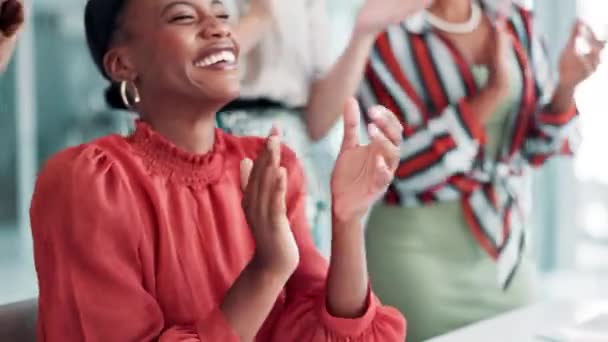 Šťastná, černá žena a potlesk s týmem za gratulace, vítězství nebo týmové povýšení v úřadu. Nadšený africký žena osoba nebo skupina zaměstnanců tleskání pro úspěch, úspěch nebo dobré zprávy. - Záběry, video