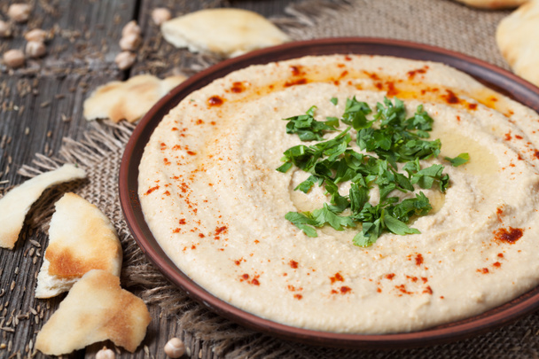 Hummus, aliment traditionnel libanais crémeux et sain avec pois chiches, tahini et pita
 - Photo, image