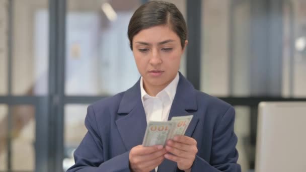 Portret van Indiase zakenvrouw die geld telt - Video