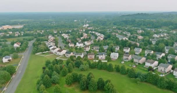 Scena estiva nella piccola città americana situata tra piantagioni di aree forestali nel New Jersey - Filmati, video