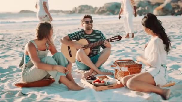 Arkadaşlar, plajda piknik, açık havada müzik, mezunlar toplantısı ve kutlanan insanlar. Yaz, sosyal toplanma ya da takılma ile tatil, enstrüman ve şarkı ile arkadaşlık ve parti. - Video, Çekim