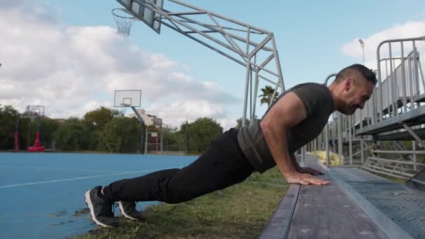 Спорт Кавказький чоловік тренується на відкритому повітрі в парку. - Кадри, відео