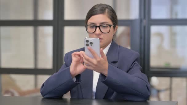 Mieszane Race Businesswoman Rozmawianie przez telefon do pracy - Materiał filmowy, wideo
