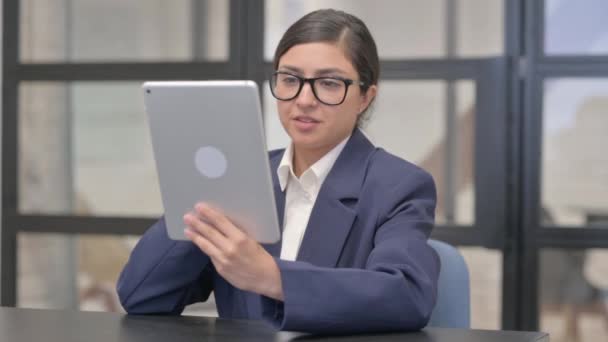 Gemischtgeschlechtliche Geschäftsfrau plaudert auf Tablet - Filmmaterial, Video