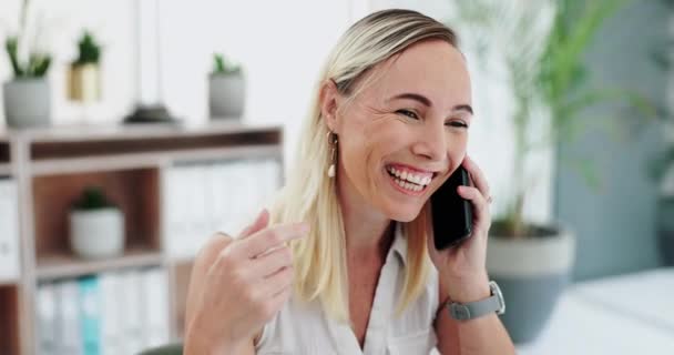 Glückliche Frau, Geschäft und Gespräch mit Anruf für die Kommunikation oder Vernetzung im Büro. Weibliche Person oder Angestellte mit Lächeln und Gesprächen auf dem Handy zur Diskussion am Arbeitsplatz. - Filmmaterial, Video