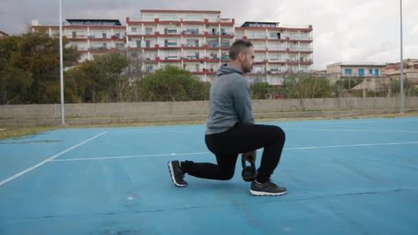 Sport Kaukasische man training buiten in het park. - Video