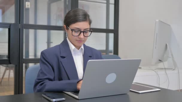 Empresária indiana trabalhando no escritório, digitando - Filmagem, Vídeo