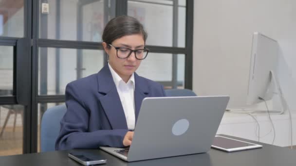 Уверенная индийская предпринимательница смотрит в камеру в офисе - Кадры, видео